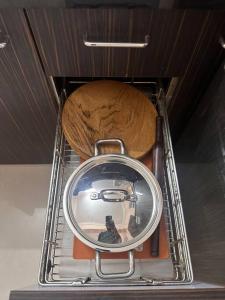 Peach Private Studio Apartment with AC WiFi & Balcony