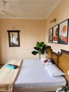 Peach Private Studio Apartment with AC WiFi & Balcony