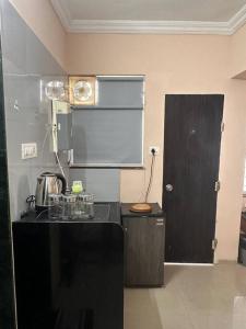 Peach Private Studio Apartment with AC WiFi & Balcony