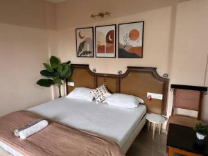 Peach Private Studio Apartment with AC WiFi & Balcony