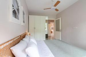 2BR Flat W Modern Touches