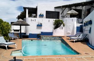 Rocky Beach Holiday Home with panoramic sea views in Simon