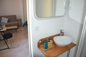 B&B / Chambres d'hotes Le colibri bleu : Chambre Quadruple avec Salle de Bains Privative