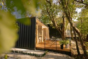 Blisku do Gradot - Riverfront Luxury Cabins
