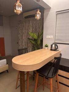 Terra Private Studio with Balcony WiFi Ac Smart TV Kitchenette Washing Machine