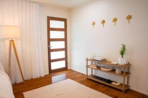 Four Palms, 8 min walk to Beach- Pet Friendly