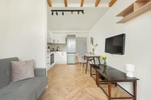 Spacious Apartment for 11 with 5 Bedrooms in Wrocław by Noclegi Renters