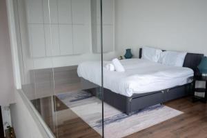 Stunning 3 Bed Penthouse in West End