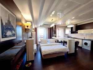 Найбільше ліжко у Полтаві Мережа Alex Apartments Цілодобово безконтактне заселення