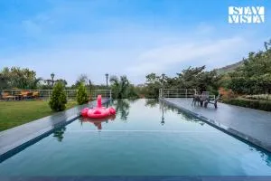 StayVista at Banyan Bliss with Pool, Bonfire & Lawn - Mokhāda