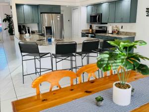 Free HeatedPool on SailboatAccessCanal boat lift