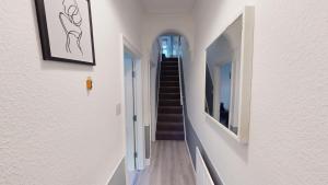 Magnificent 6-Bedroom Queen House in Beeston Awaits You!