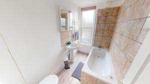 Magnificent 6-Bedroom Queen House in Beeston Awaits You!