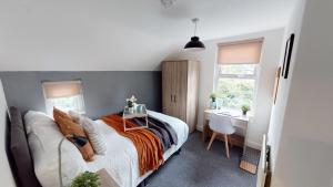 Magnificent 6-Bedroom Queen House in Beeston Awaits You!