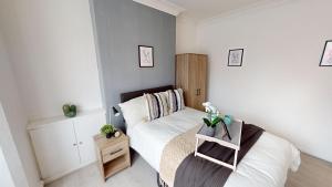 Magnificent 6-Bedroom Queen House in Beeston Awaits You!