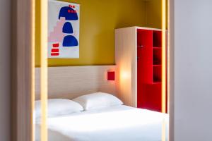 Hotels ibis Styles Prevessin Geneve Aeroport : Chambre Standard avec 1 Lit Double et 1 Lit Simple