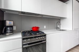 Rincon Hill 1BR w Gym Rooftop Hot Tub nr SV SFO-250