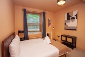 Charming Sandstone-Basement Apartment in West End