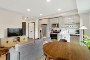 CozySuites Mass with parking lounge & roof deck #32