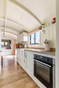 Unique Double Shepherds Hut Hideaway - Pembrokeshire