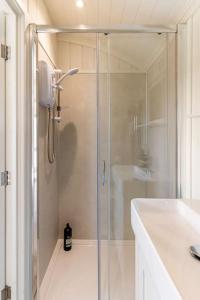 Unique Double Shepherds Hut Hideaway - Pembrokeshire