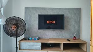 Apê Pé na Areia 2 Quartos - na Praia dos Milionários - Piscina, Academia, Ar Condicionado e Estacionamento - Wi-Fi 350MB