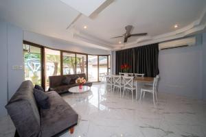 Coast Charm 6BR House Karon
