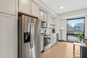 CozySuites Mass with parking lounge & roof deck #32