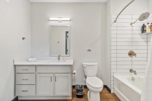 CozySuites Mass with parking lounge & roof deck #32