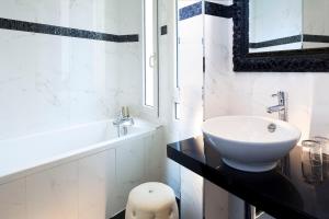 Hotels Hotel Riviera Elysees : photos des chambres