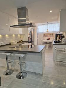 Duplex Apt 3 bedroom Sleeps 6 Pool - 3hvězdičkové hotely ve městě Fuengirola