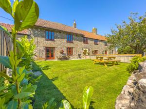 Spacious-Rustic Cottage-Dog Friendly-w log burner