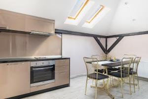 He-Ra Apartments with Free Parking