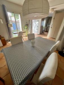 Appartements Villa Jardin piscine proche Centre-ville 10 mn des plages : photos des chambres