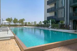 Vacationer Holiday Homes I Stunning 2 Bedroom with Private Balcony l Creek Harbour