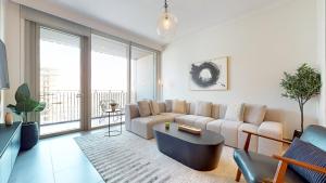 Vacationer Holiday Homes I Stunning 2 Bedroom with Private Balcony l Creek Harbour