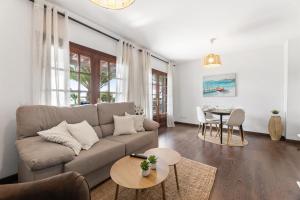 Home2Book Serene Canary Style House, Garden & Pool