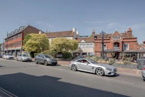 Elegant Epsom Modern Apartment