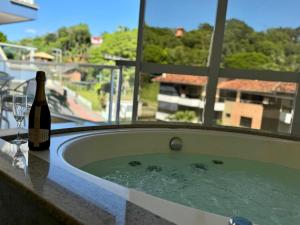 A17 - APARTAMENTO ALUGUEL DE TEMPORADA 03 SUÍTES PRÓXIMO AO MAR NO CENTRO DE BOMBINHAS