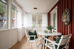 Guestly Homes - 2BR Lodge with Sauna