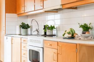 Guestly Homes - 2BR Lodge with Sauna