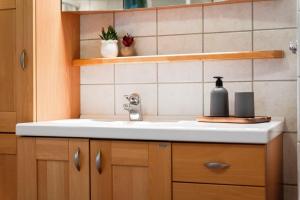 Guestly Homes - 2BR Lodge with Sauna