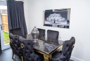 Modern 3 Bedroom Home in Newcastle - Parking