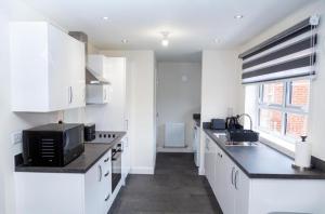 Modern 3 Bedroom Home in Newcastle - Parking