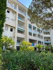 F2 cozy vue mer, piscine, parking, tout à pied !