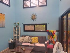 Entire Loft House Patio & Garden, Belles Homestay