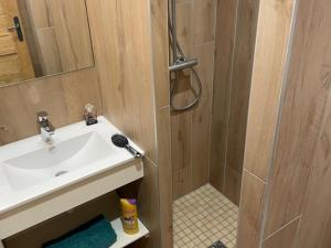 Studio cosy près pistes et piscine - FR-1-467-104