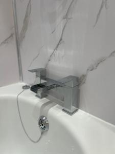 3 Bedroom Perfect Guest Home Sleeps 7 with parking, HU3