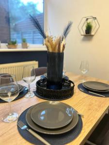 3 Bedroom Perfect Guest Home Sleeps 7 with parking, HU3