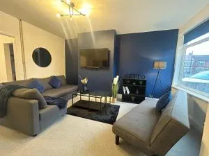 3 Bedroom Perfect Guest Home Sleeps 7 with parking, HU3 - Anlaby